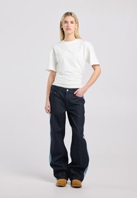 Свободные джинсы