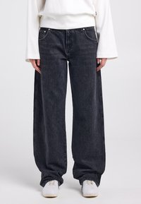 Свободные джинсы