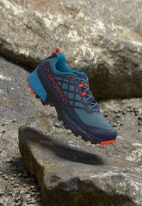 Походные кроссовки