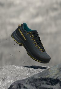 Походные кроссовки