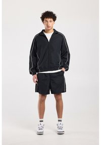 Шорты Шорты