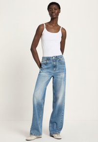 Прямые джинсы