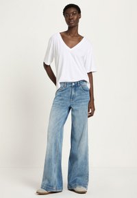 Клешеные джинсы