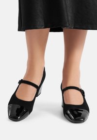 Туфли с ремешком