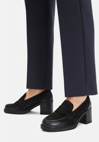 Туфли с высоким носом