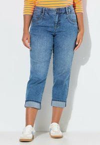 Короткие джинсы