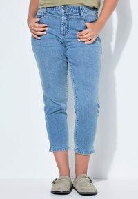 Короткие джинсы