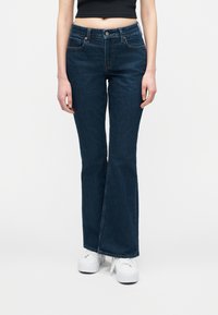 Клешеные брюки