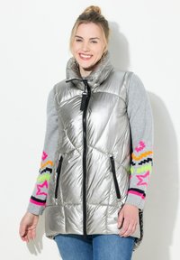 Длинный жилет