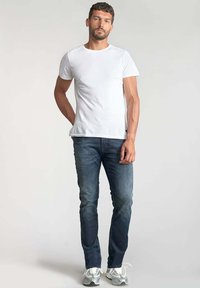 Узкие джинсы Узкие джинсы