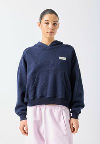 Пуловер с капюшоном