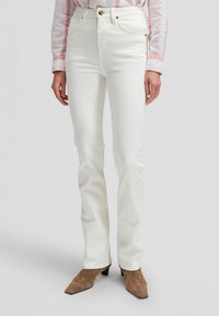 Клешеные брюки