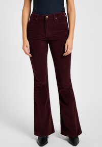 Клешеные джинсы