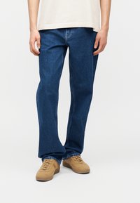 Прямые джинсы