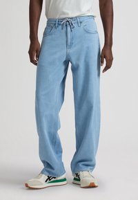 Свободные джинсы