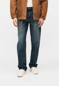 Прямые джинсы