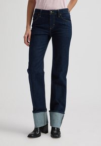 Прямые джинсы