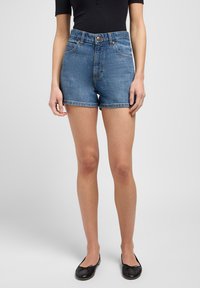 Джинсовые шорты