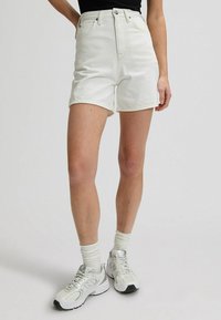 Джинсовые шорты