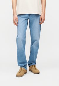 Прямые джинсы