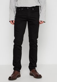 Узкие джинсы