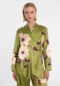 Атласная блузка