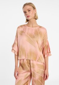 Атласная блузка