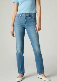 Прямые джинсы