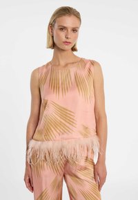 Блузка без рукавов