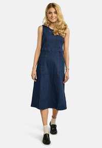 Джинсовый комбинезон