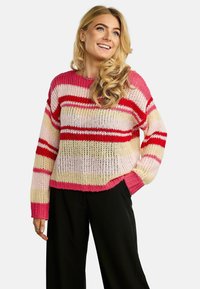 Пуловер в полоску