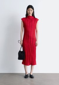 Платье футляр