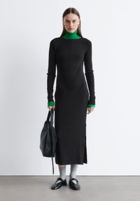 Вязаное платье