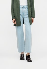 Свободные джинсы Свободные джинсы