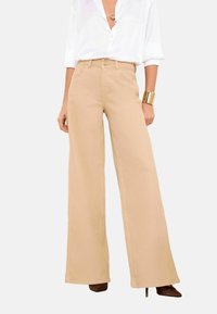 Клешеные джинсы