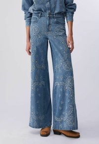 Клешеные джинсы