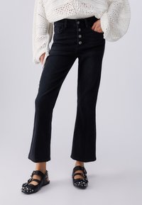 Клешеные брюки