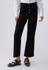 Клешеные брюки