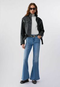 Клешеные брюки