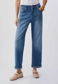 Прямые джинсы