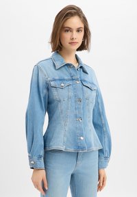 Джинсовая куртка