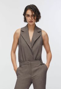 Блузка без рукавов