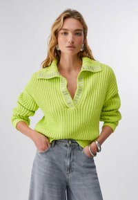 Пуловер с вырезом V