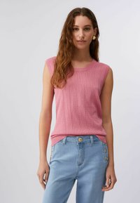 Пуловер без рукавов