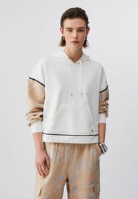 Пуловер с капюшоном