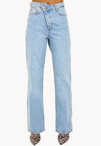 Прямые джинсы