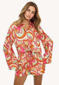 Атласная блузка