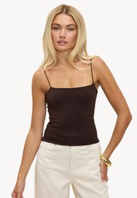 Топ на бретельках