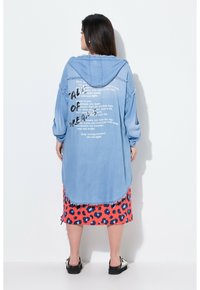 Короткое пальто