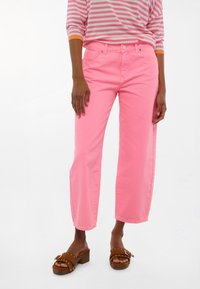 Короткие джинсы